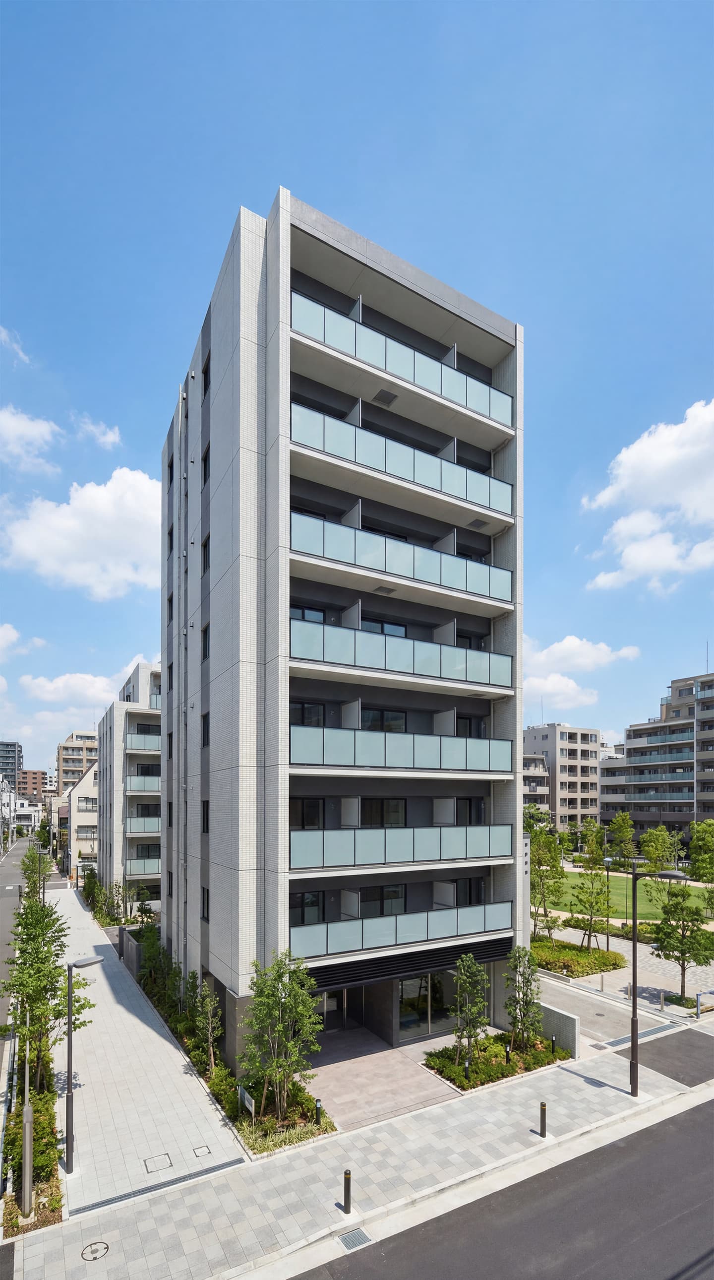 生成AIで制作したモダンなマンションの外観建築パース。ガラスバルコニーとタイル貼りのデザイン、公園に隣接する環境をリアルに表現