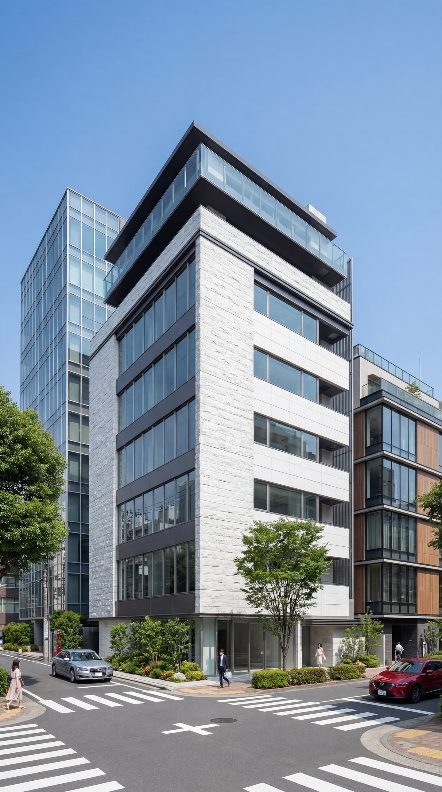 青空の下、交差点の角に建つ白い石張りと大きなガラス窓が特徴的なモダンな7階建てオフィスビルの外観パース。生成AIによる制作。街路樹と歩行者がいるリアルな建築イメージ。