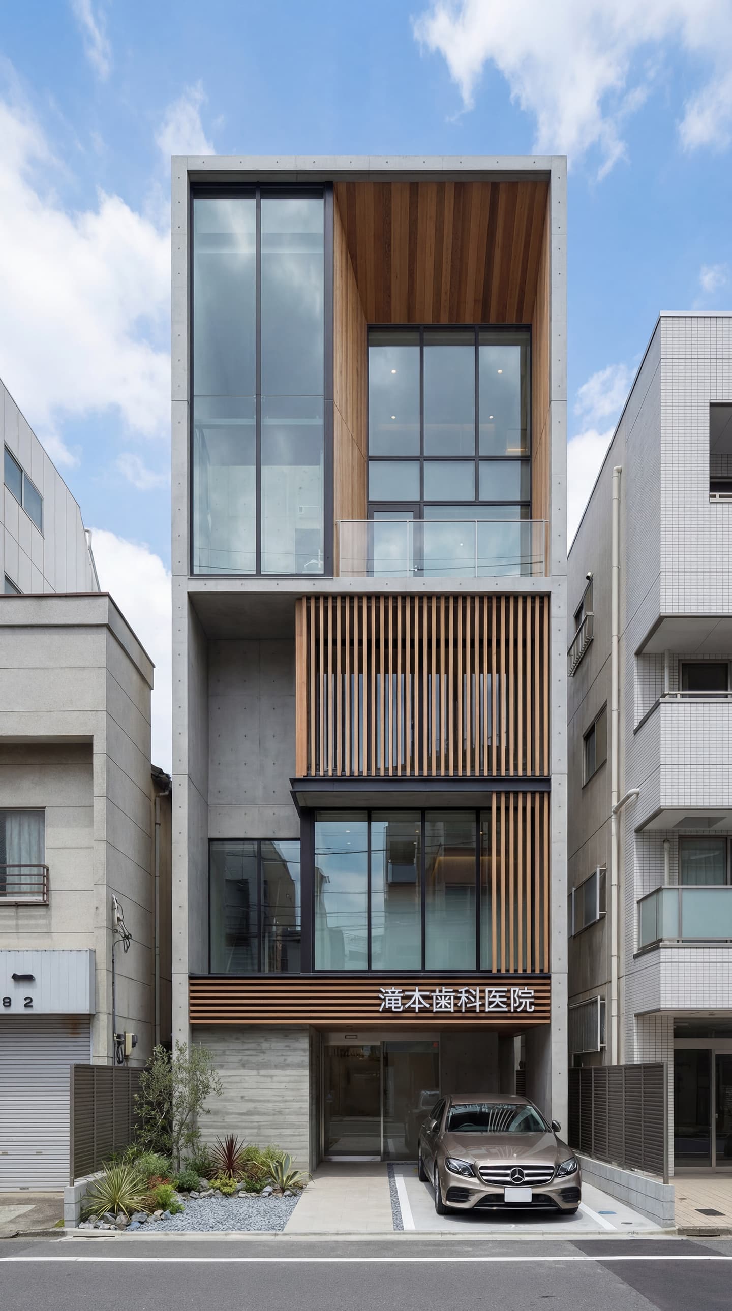 生成AIで制作したモダンな歯科医院「滝本歯科医院」の建築外観パース。4階建ての狭小ビルで、外壁は打ち放しコンクリートと縦格子の木製ルーバー、大きなガラス窓で構成されている。1階は駐車場でメルセデス・ベンツが停車中。手前には植栽があり、青空の下で撮影されたような写実的なレンダリング画像。