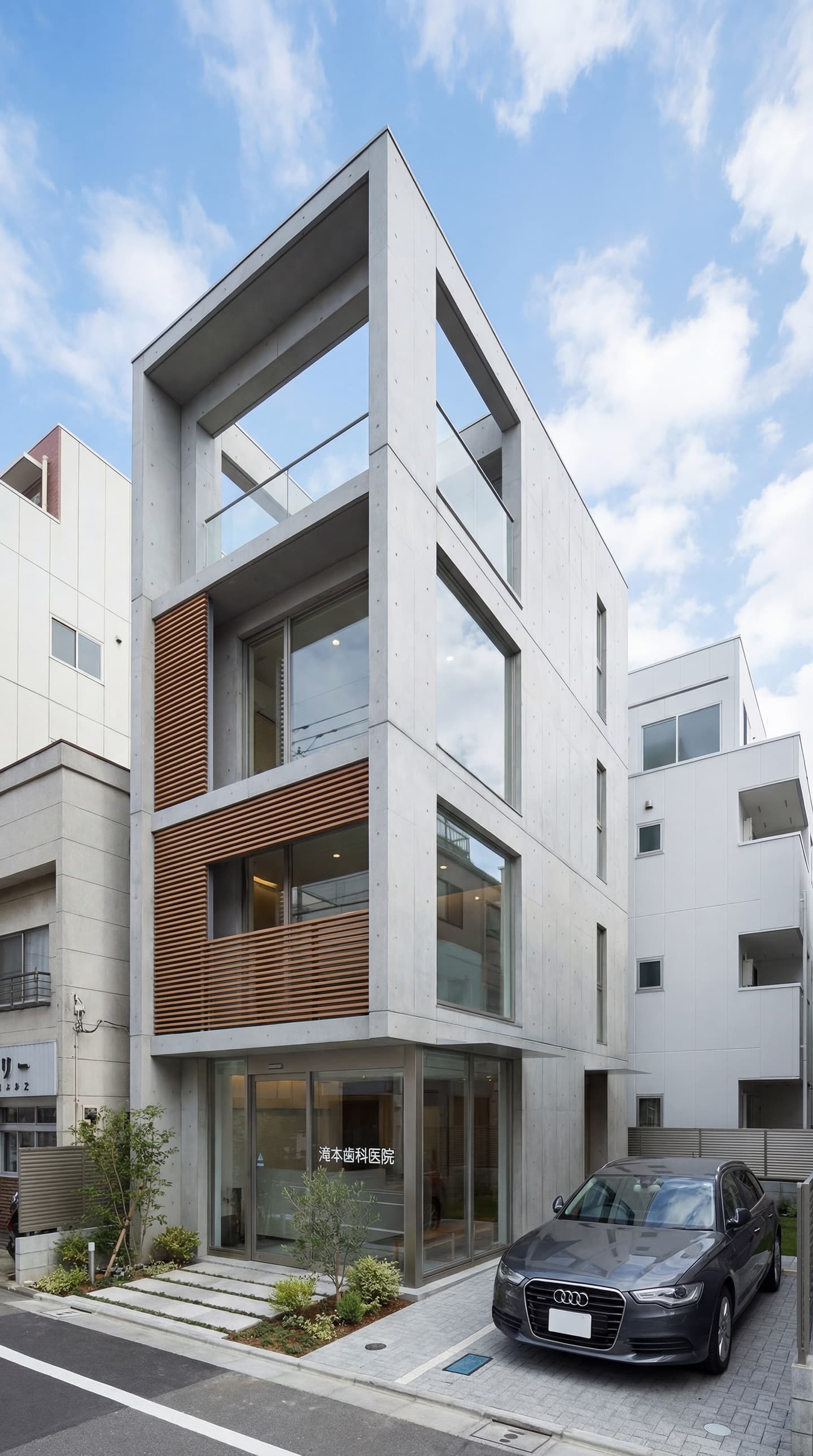 生成AIによる外観パース作成事例：青空の下に建つ4階建てのモダンな打ち放しコンクリート造の歯科医院の外観パース。 ファサードには温かみのある木製ルーバーと大きなガラス窓が配置され、最上階にはガラス手摺のバルコニーがある。 1階エントランスは自動ドアで「滝本歯科医院」の文字があり、手前には植栽とアウディのステーションワゴンが駐車されている。 洗練された都市型建築デザイン