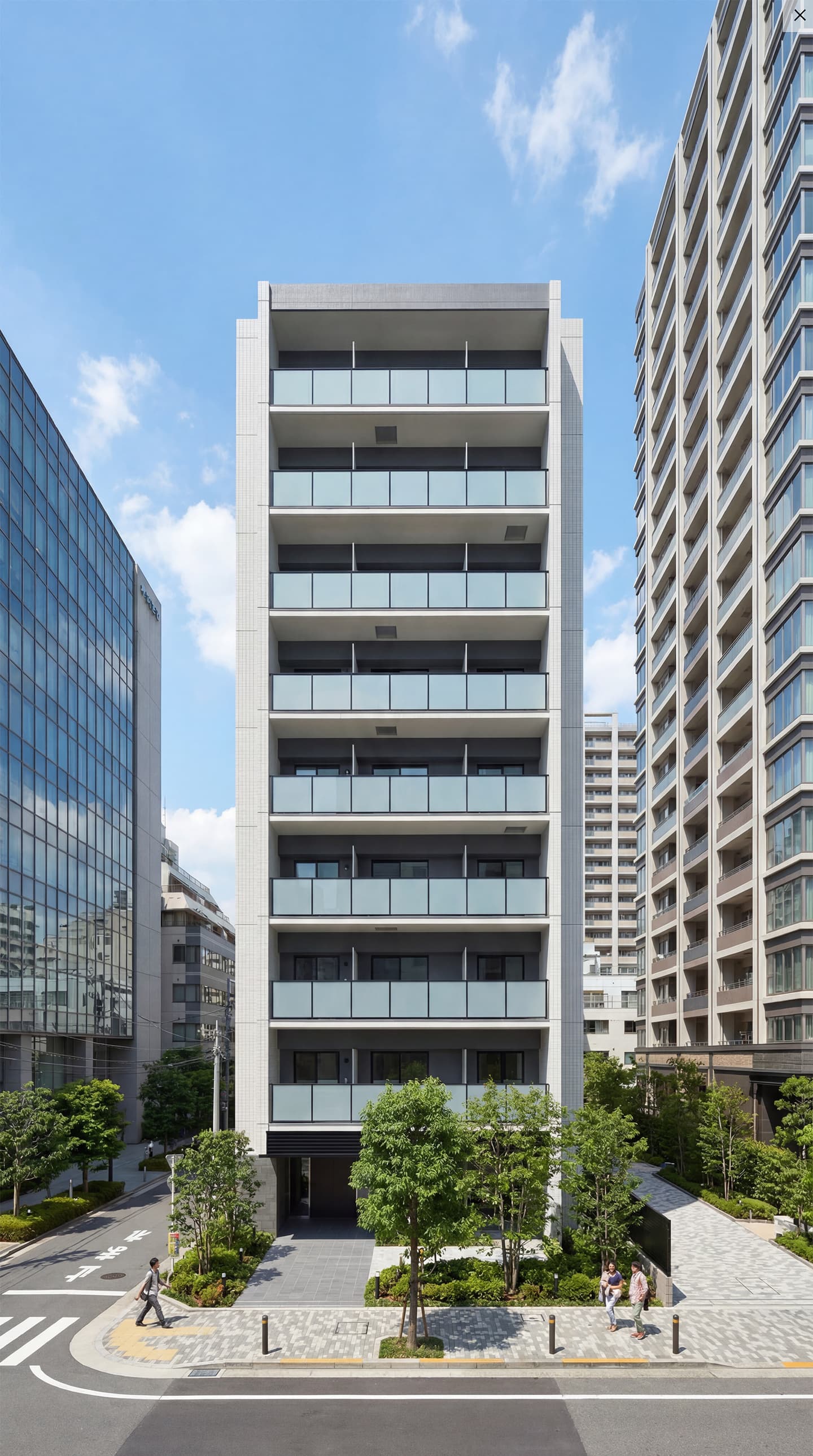 生成AIによる外観パース作成事例：青空を背景にしたモダンな高層マンションの正面外観。ガラス手摺のバルコニーとエントランス前の植栽