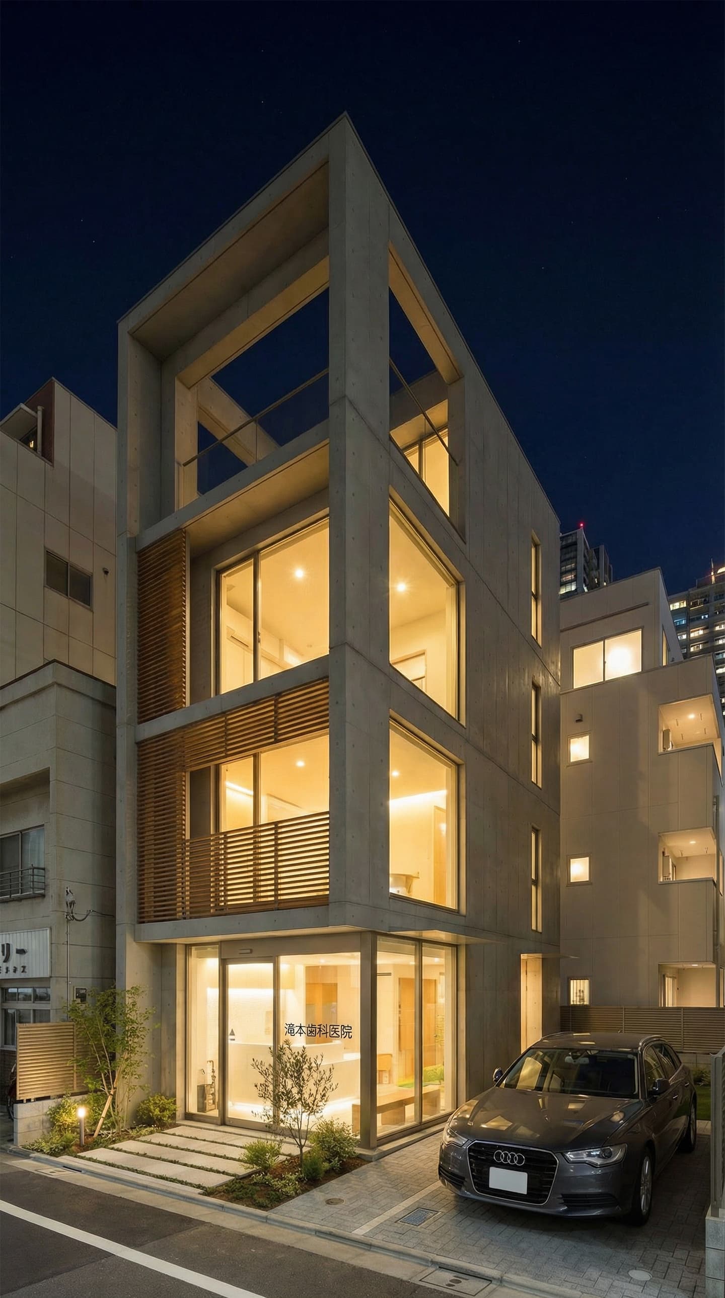 夜の街に建つモダンな4階建てコンクリート打ち放しの歯科医院のAI生成パース。大きなガラス窓から温かい光が漏れ、木製のルーバーがアクセントになっている。1階には「滝本歯科医院」のサインが見え、入り口横には植栽、前にはグレーのセダンが駐車されている。