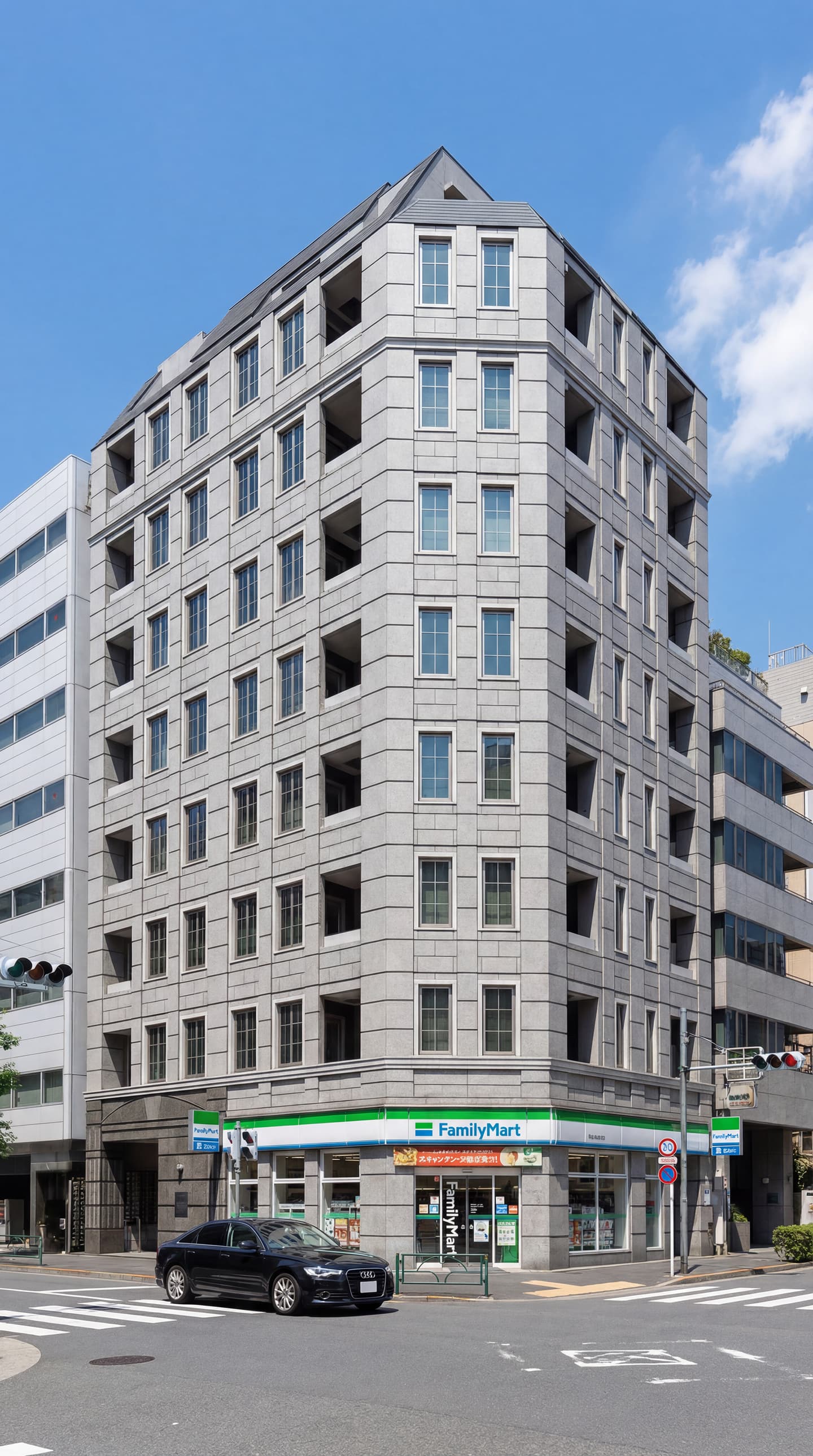 3D CADと生成AIで制作された、晴天の下に建つ灰色の都市型中層ビルの外観パース。1階にはファミリーマートが入居しており、石造り風の外壁と規則的な窓が特徴的な角地の建物。
