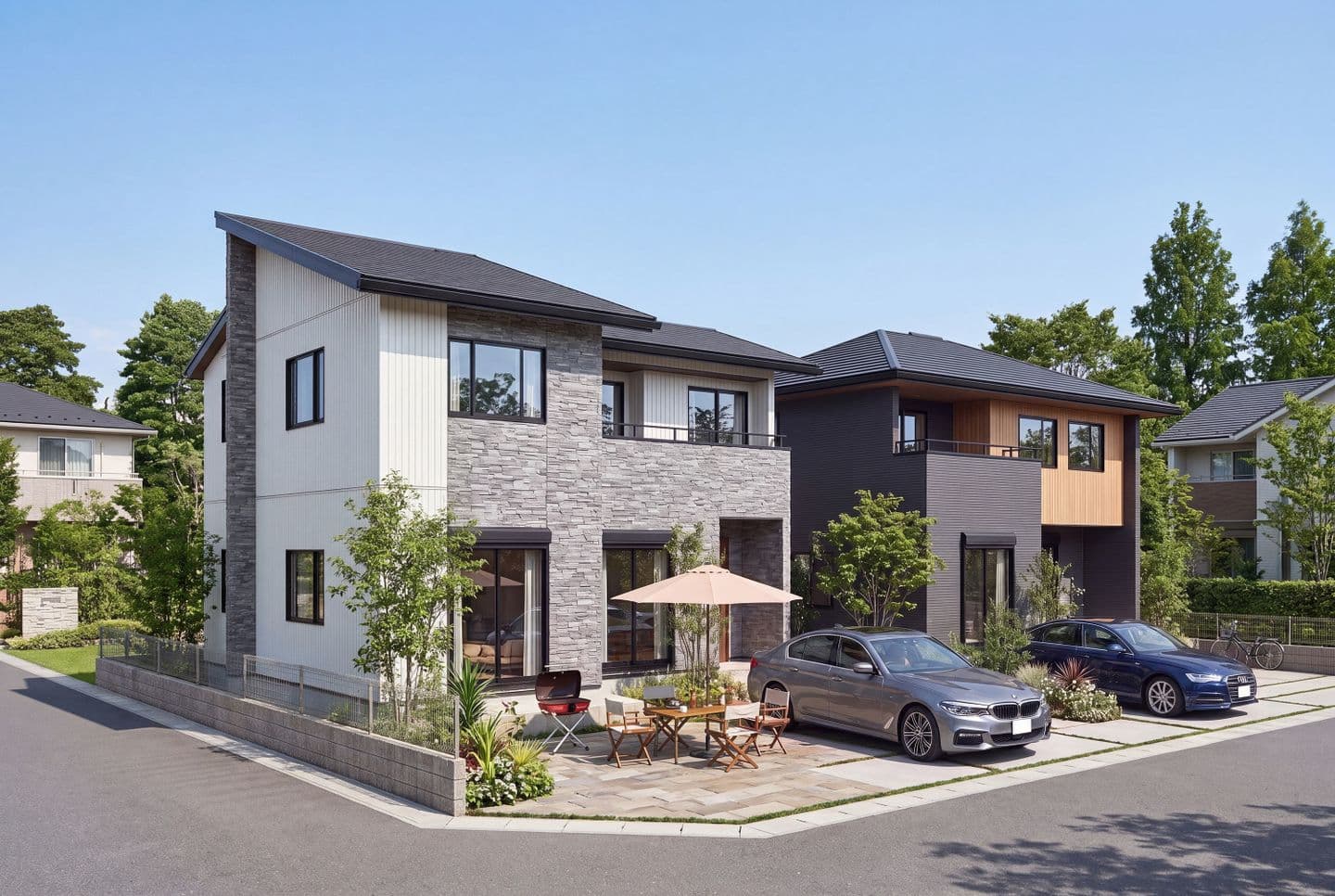 青空を背景に並ぶ2棟のモダンな2階建て住宅外観パース。手前は白い石積み調の外壁にBBQテラスがある家、奥はダークトーンと木目調の家で、それぞれの手前に車が停まっている様子を描いたフォトリアルな建築CG。
